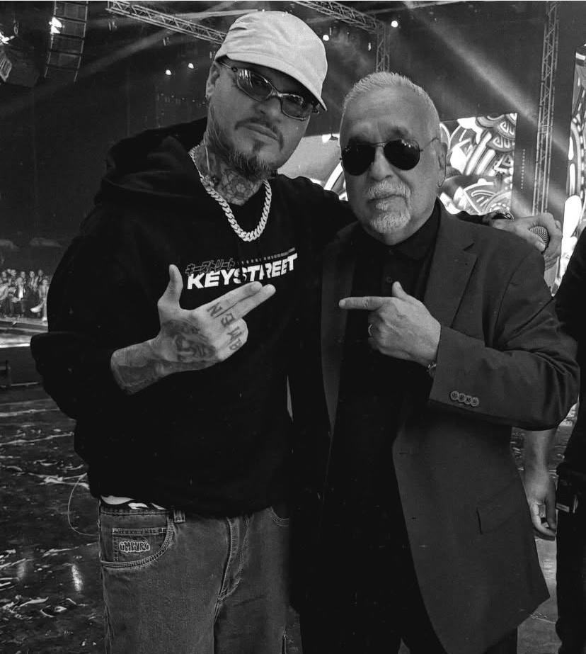 Con esta imagen que publicó en sus redes sociales, Farruko rinde homenaje al grande de la salsa, el maestro Willie Colón.