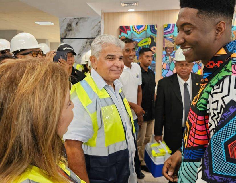 Cuadros de Jean Decort engalan pasillo del nuevo hospital de Colón