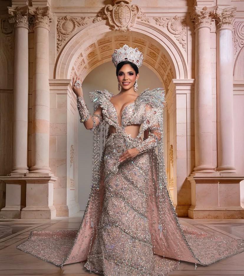 La reina de Calle Abajo de Las Tablas Astrid Carolina Sánchez Brandão deslumbró en su noche de coronación con un lujoso vestuario confeccionado con finos bordados, pedrería brillante y detalles en metal blanco.