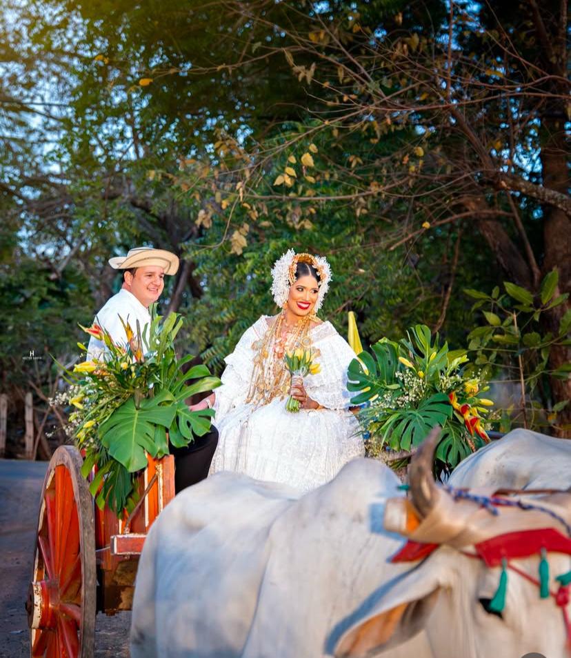 Los novios sorprendieron al llegar a la ceremonia montados en una tradicional carreta jalada por un buey, en un homenaje a las raíces y tradiciones panameñas.
