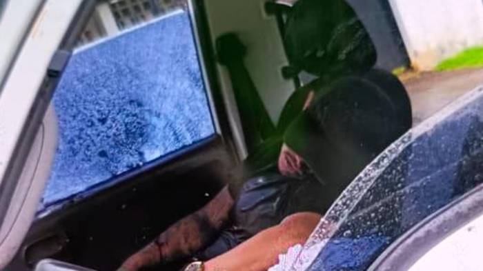 Ángel fue acribillado cuando estaba sentado en el asiento del pasajero. Se mantienen operativos.