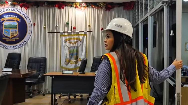 La alcaldesa se presentó con casco y ropa de trabajo de calle. Indicó que no ha estado huyendo.