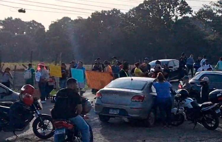 El cierre por parte de los moradores inició en horas de la madrugada afectando el libre paso de terceros.