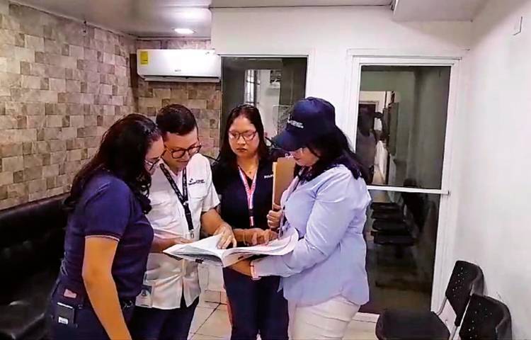 Personal de la Antai inspeccionó la documentación.