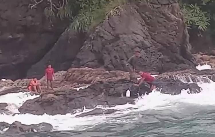 Rescatan a siete personas tras naufragio en Punta Santa Bárbara