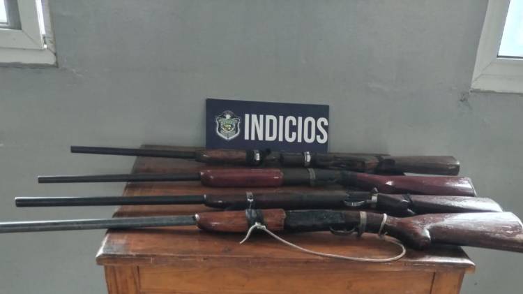 Decomisan armas y aprehenden a dos personas en Capira