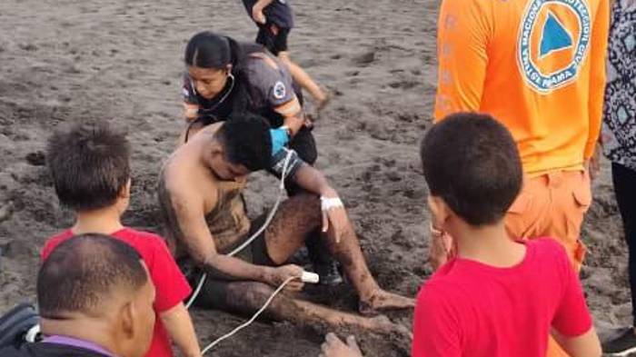 Rescatan a dos jóvenes arrastrados por fuerte oleaje en Playa La Barqueta