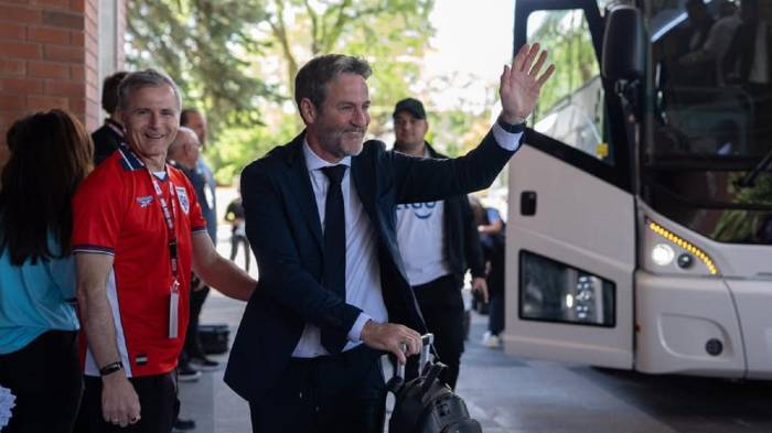 Thomas Christiansen emocionado a su arribo.