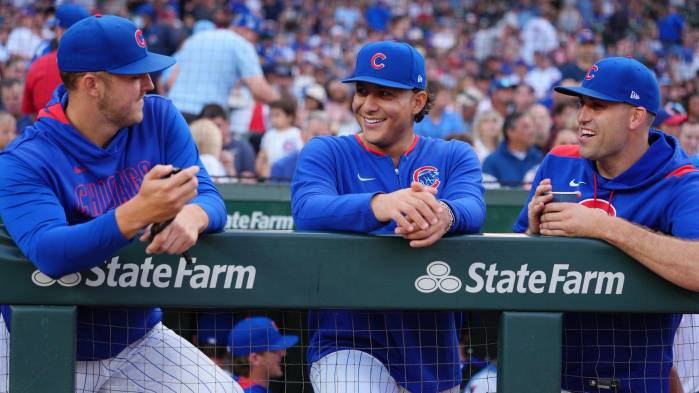 Miguel Amaya con sus compañeros en el dogaut.