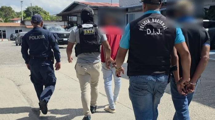 La aprehensión de los sospechosos, ambos de 19 años, se registró en el sector de Santa Marta