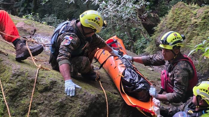 El cadáver fue hallado atorado entre las ramas de un árbol, en medio del cauce del río,