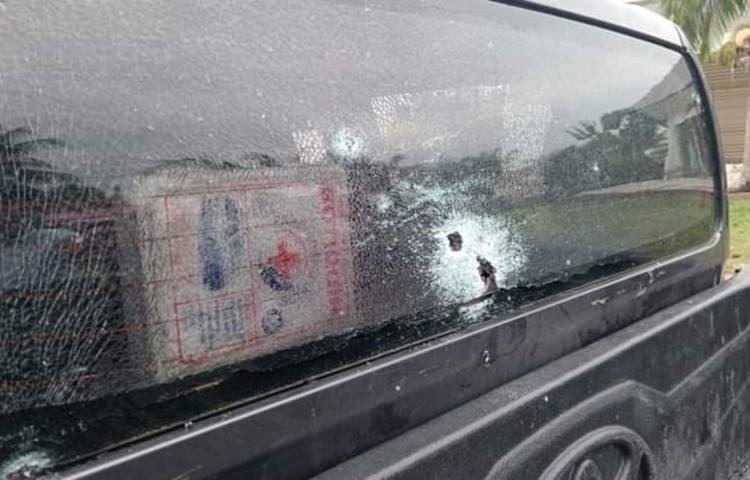 Imagen de los disparos contra el vehículo que transportaba el ex presidente Evo Morales, después de un supuesto ataque armado contra del ex mandatario, este domingo en Cochabamba (Bolivia).