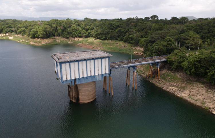 Como medida de contingencia se solicitó a la Autoridad del Canal de Panamá (ACP) detener el trasvase o paso de agua del lago Alajuela hacia el lago Gatún.