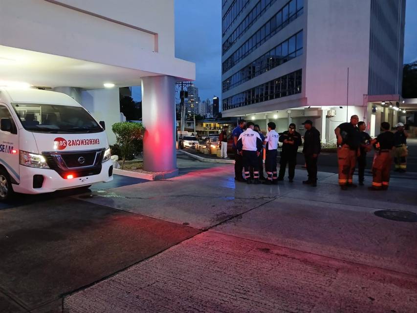 Elevador de la Torre Banistmo se desploma desde el séptimo piso con 10 personas