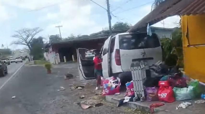 ¡Tremendo susto! Busito se llevó la parada. Hay varios lesionados