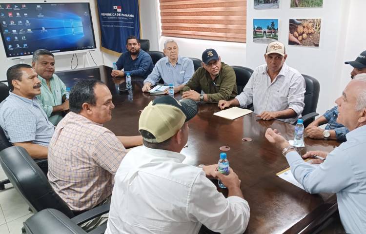 Mida se reúne con miembros de la Federación de Arroceros de Panamá