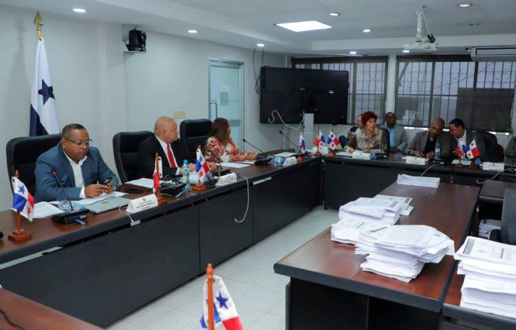 Comisión de Presupuesto sesionó ayer.