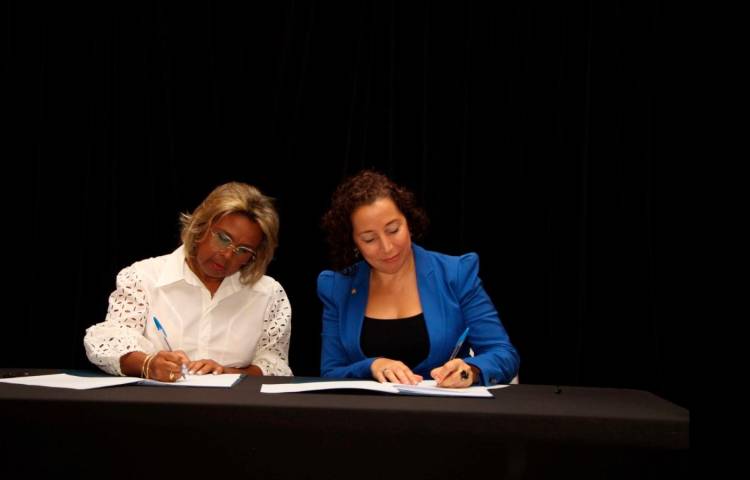 la viceministra Berrío firmó el acuerdo.