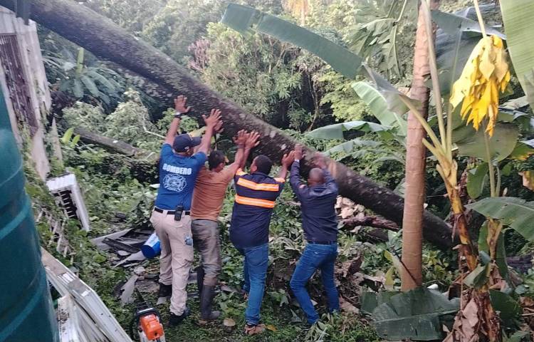 Atiende a familias afectadas por tormenta eléctrica en Colón