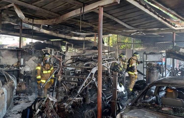 Incendio en taller de mecánica de Parque Lefevre deja al menos seis carros afectados