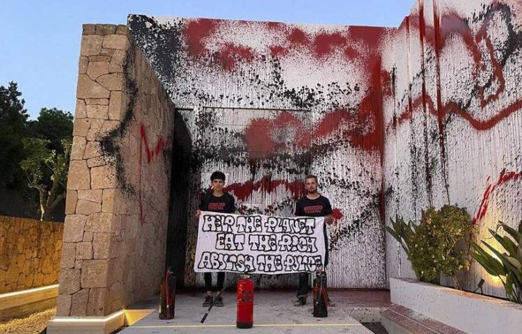 IBIZA, 06/08/2024.- Activistas medioambientales de Futuro Vegetal han vandalizado este martes con pintura roja y negra la fachada de la mansión de Leo Messi en la isla española de Ibiza para denunciar la “responsabilidad de los ricos” en la crisis climática. En la pancarta que sostienen puede leerse Help the Planet - Eat the Rich - Abolish the Police, lo que significa Ayuda al planeta, cómete un rico y abolir la policía. EFE/ Futuro Vegetal SOLO USO EDITORIAL/SOLO DISPONIBLE PARA ILUSTRAR LA NOTICIA QUE ACOMPAÑA (CRÉDITO OBLIGATORIO)