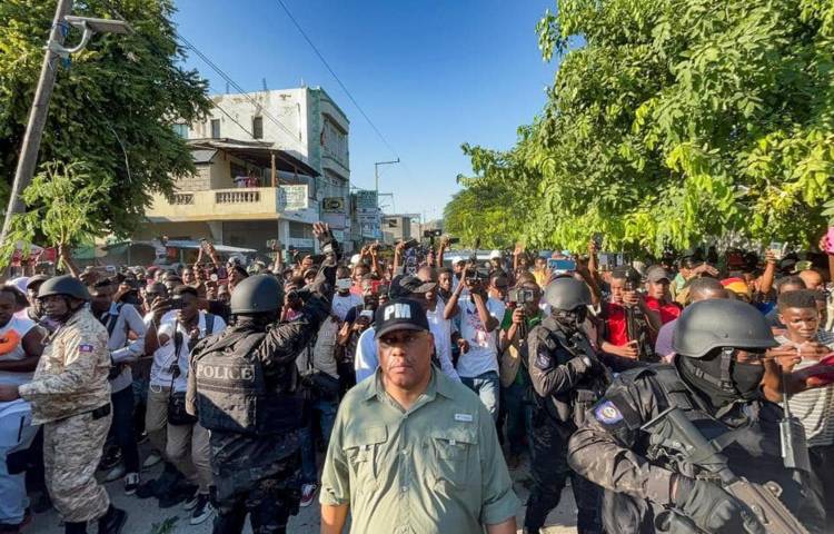 Fotografía cedida por la oficina del Primer Ministro que muestra al primer ministro Garry Conille (c) durante una visita al hospital Saint-Nicolas, este viernes en Saint-Marc (Haití). El Gobierno haitiano está en alerta este viernes, movilizando estructuras estatales, 24 horas después del ataque armado de la banda Gran Griff en Pont Sonde, en la comuna de Saint-Marc, en Artibonite, a unos 100 kilómetros de Puerto Príncipe, que ha dejado más de 70 muertos, entre ellos mujeres y niños, y que fue condenado por la ONU y países como Estados Unidos y Francia. EFE/ Oficina del Primer Ministro