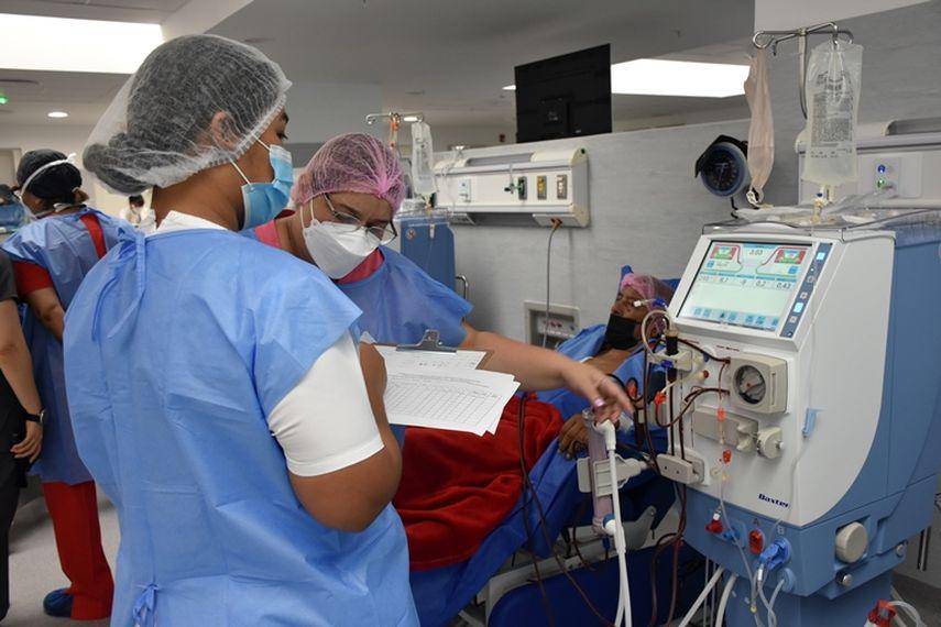 Pacientes celebran mejoría en la sala de hemodiálisis de Ciudad de la Salud