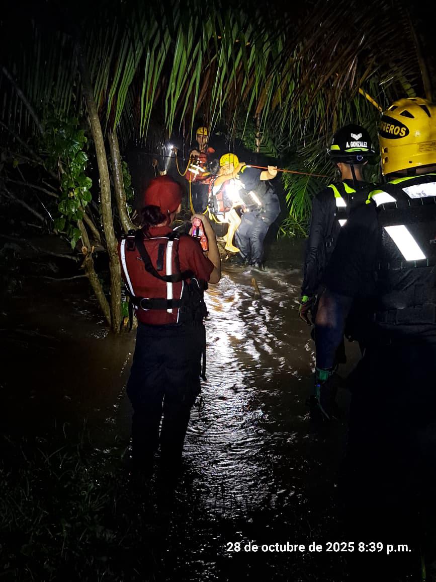 ¡Milagro en Barú! Bomberos salvan a seis personas tras repentino desborde de canal