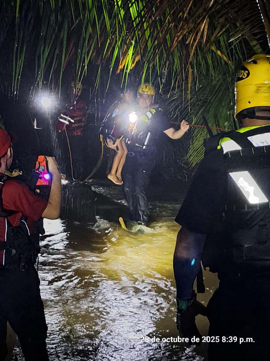 ¡Milagro en Barú! Bomberos salvan a seis personas tras repentino desborde de canal