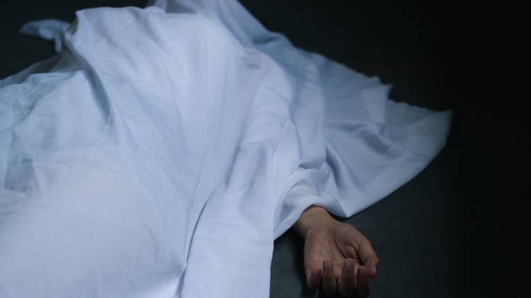 Residentes llamaron a la Policía Nacional y los uniformados hallaron a la víctima tendido en el piso.