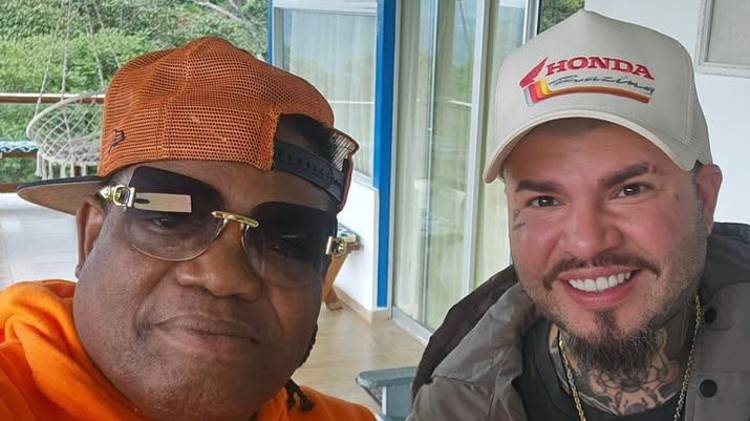 Renato y Farruko durante la producción del tema que no pasa de moda.