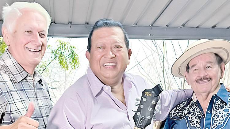 Dorindo Cárdenas junto a Ulpiano Vergara y Lucho De Sedas protagonizaron uno de los momentos más emotivos de la celebración al interpretar un clásico del típico en la celebración de sus 90 años.