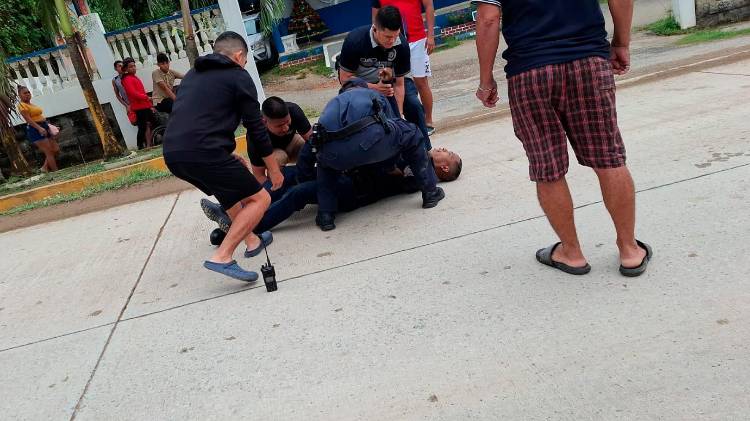 Instantes en que el teniente Melo era auxiliado por algunas personas tras el ataque
