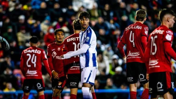 El joven defensor ya vio acción con la primera plantilla del Levante en la Copa del Rey.