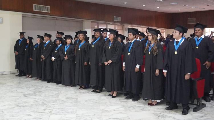 Los egresados recibieron títulos en carreras estratégicas.