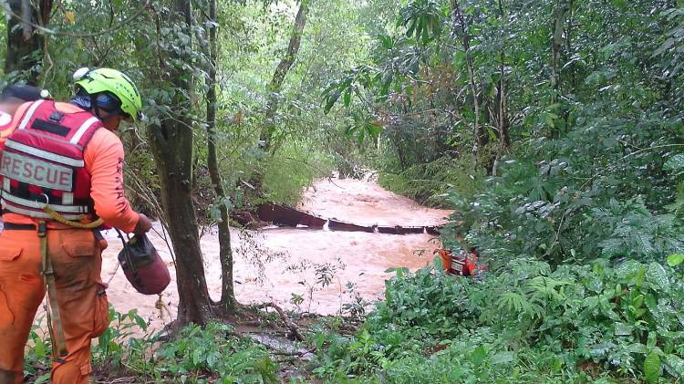 Moradores de la zona y personal de Sinaproc participaron en la búsqueda del cuerpo.
