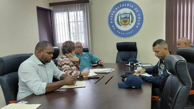 Representantes de la Junta del Carnaval Alegoría 2026 en reunión con autoridades.