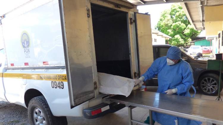 La tragedia ocurrió cuando el conductor de la moto invadió el carril contrario y se dio la colisión