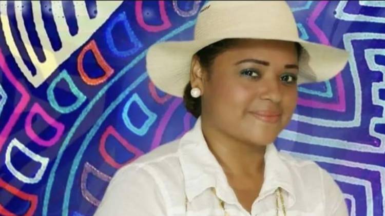 Nayla Gutiérrez, reconocida locutora y defensora de las tradiciones folclóricas, recibe el respaldo de los tipiqueros del patio