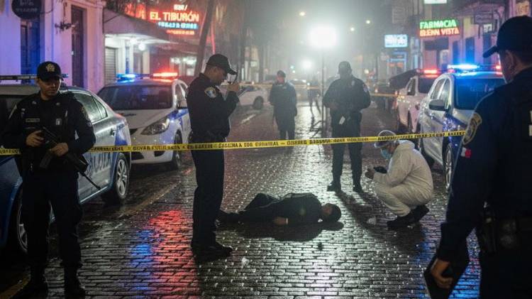 En uno de los crímenes un chico de 18 años fue asesinado a tiros y un niño de 7 años resultó herido.