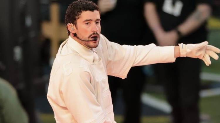 Sin querer, Bad Bunny desató una tormenta política con su explosiva presentación de medio tiempo el pasado domingo 8 de febrero.