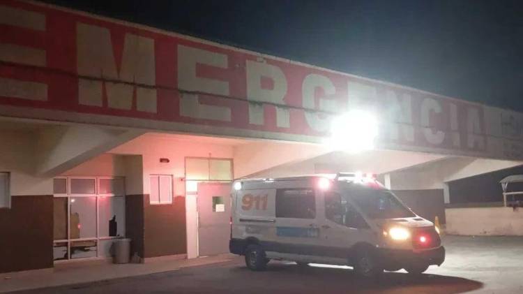 Dos de las víctimas del ataque en Cerro Batea fueron trasladadas al Hospital San Miguel Arcángel, donde una falleció.