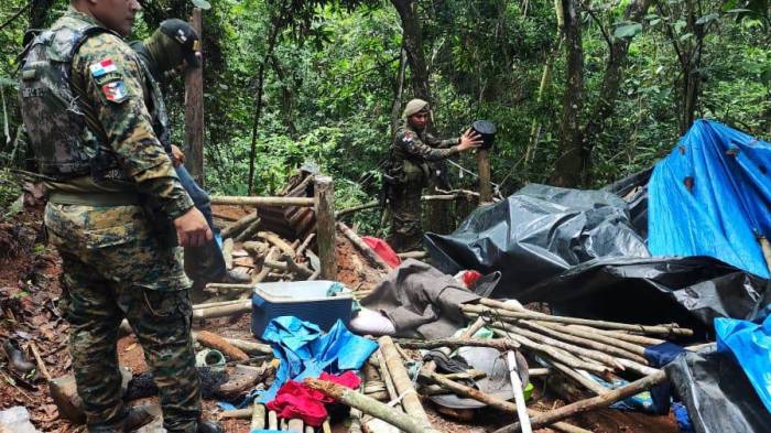 Parte del campamento utilizado por los delincuentes.