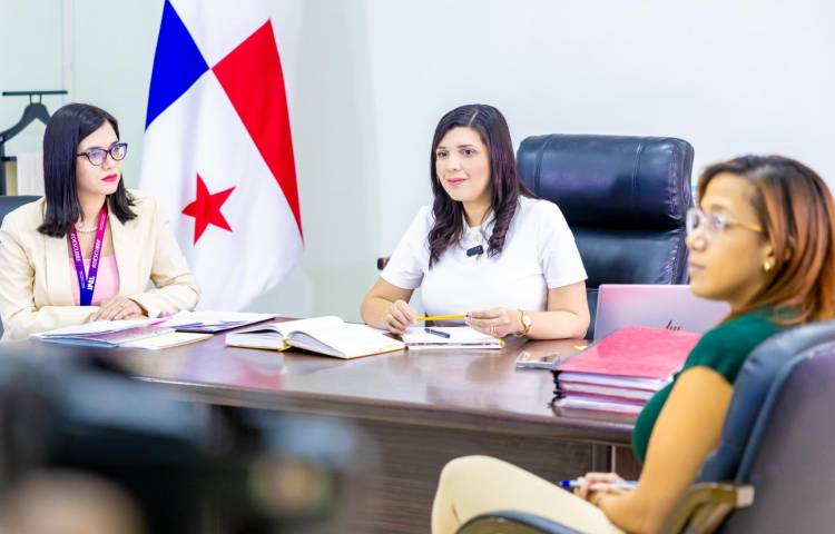 Reunión de la ministra con directores y regionales.