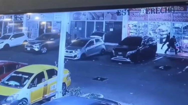 Unidades policiales acordonaron la plaza comercial de Los Nogales tras el intercambio de disparos.