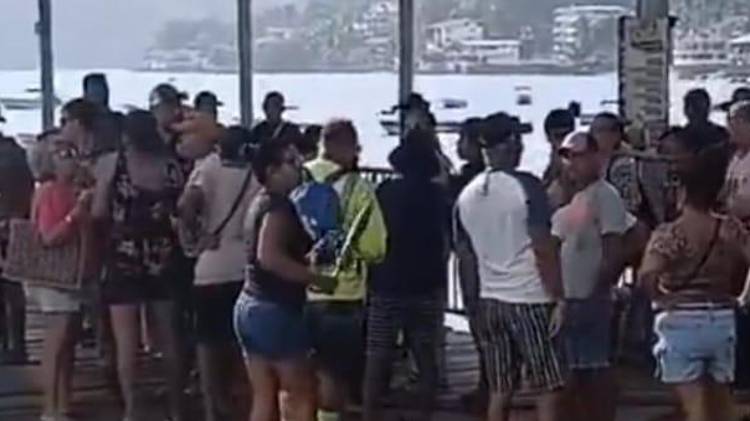 Residentes de Taboga bloquean el muelle entre gritos exigiendo que se frene el alza del pasaje en ferry.