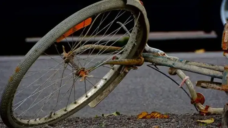 La víctima de 18 años falleció de manera instantánea en el lugar del accidente.