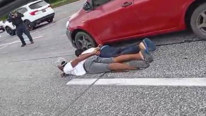 El menor fue interceptado a bordo de un vehículo en compañía de un adulto,