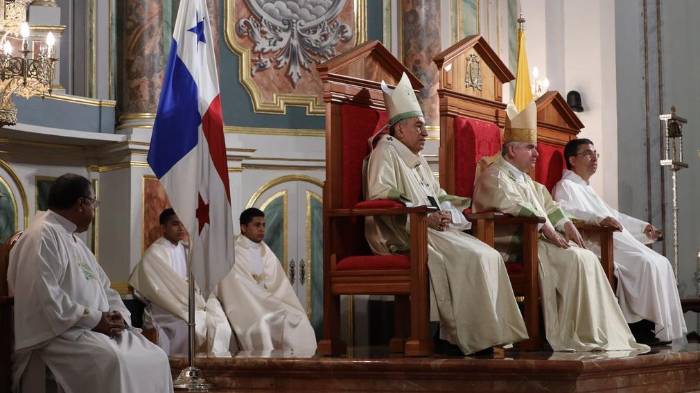 El arzobispo José Domingo Ulloa.