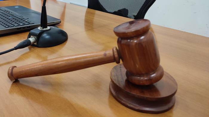 Entre las medidas impuestas se encuentran la obligación de presentarse periódicamente dos veces al mes ante el Ministerio Público.